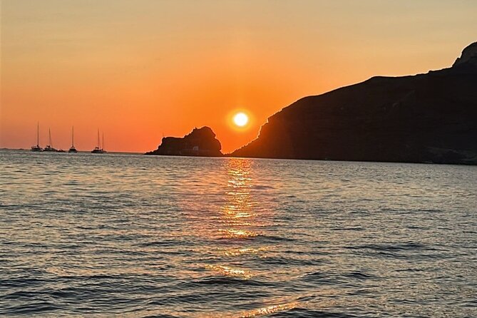 Santorini Private Cruise Sightseeing Tour with BBQ and Drinks - The value of a $511.75 private cruise