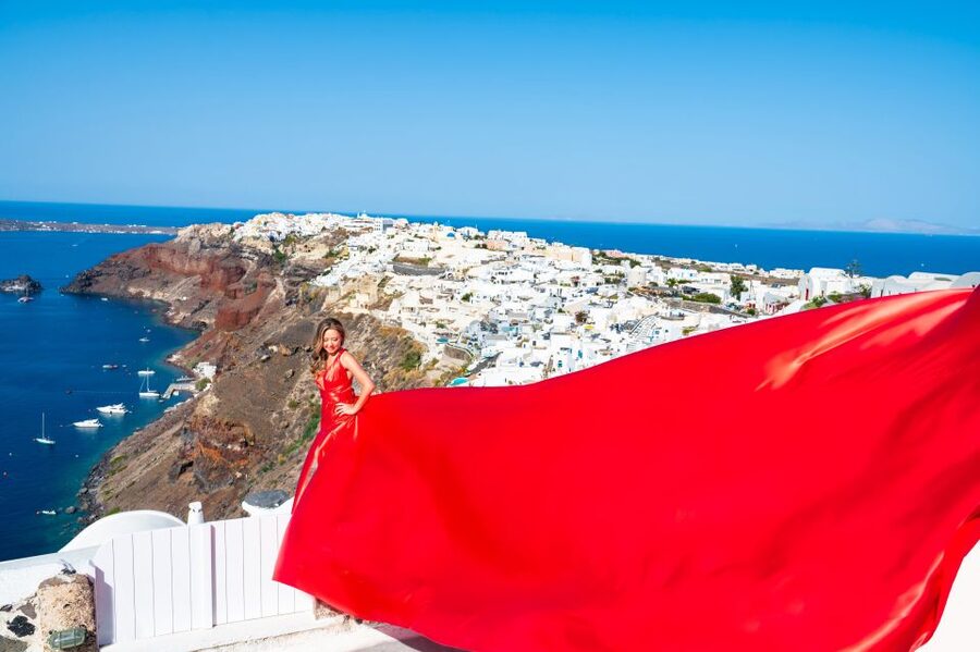 Santorini: Private Flying Dress Photoshoot with Pickup - Oia: the classic Santorini backdrop
