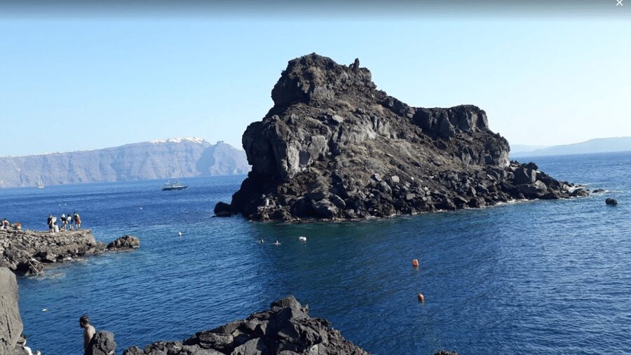 Santorini: Private Motorboat Cruise and Volcano Hike - Leaving Ammoudi Harbor beneath Oia