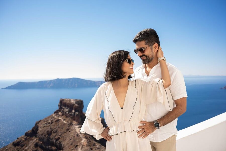 Santorini: Private Photoshoot Tour by a Pro Photographer - What happens during the posing session