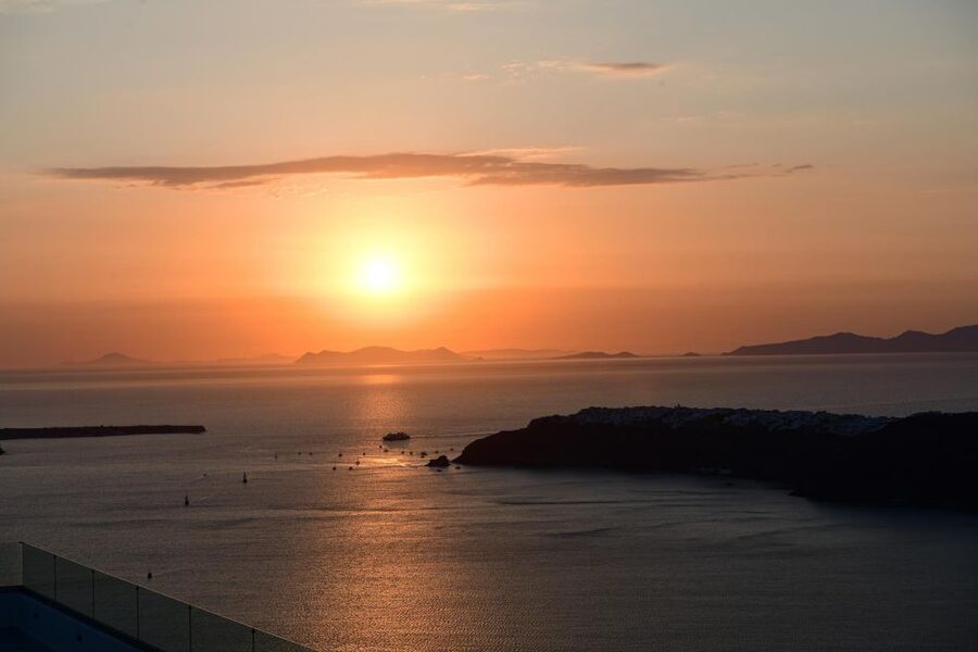 Santorini: Private Romantic Sunset Dinner with Caldera View - How the two-hour dinner unfolds