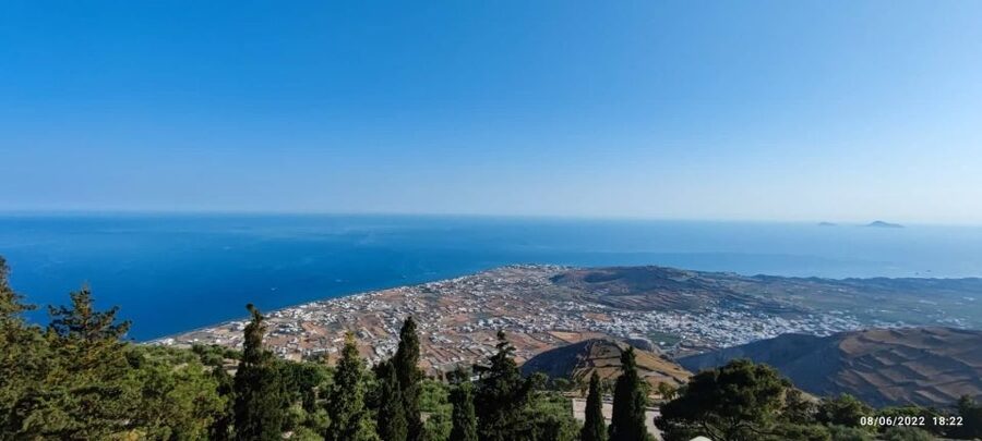 Santorini: Private Sunset Tour with Picnic & Transfer - What the private vehicle changes