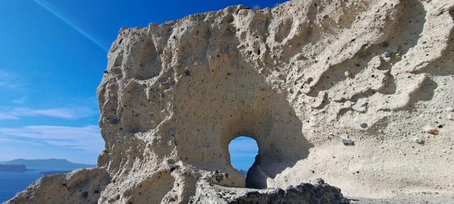 Santorini: Private Tour in Spanish with Local Guide - Finikia and the approach to Oia