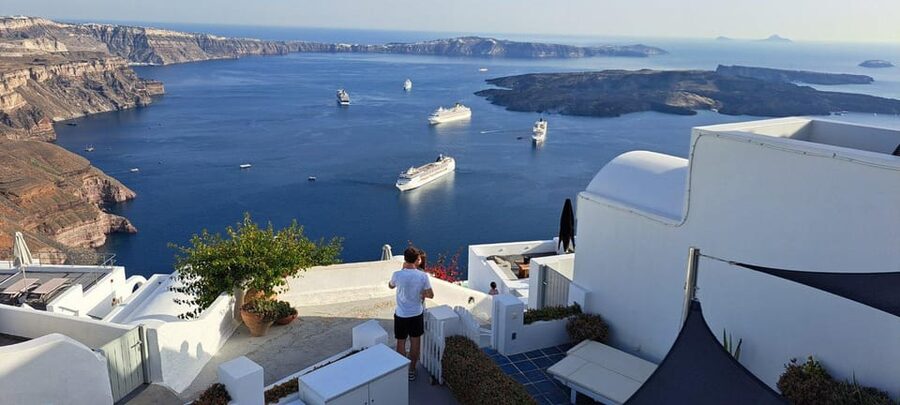Santorini: Private Tour in Spanish with Local Guide - Megalochori and Santorini’s village architecture