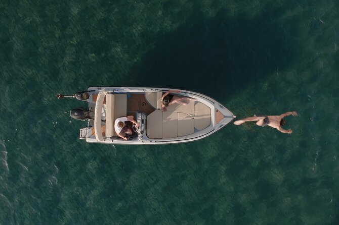 Santorini Rent a Boat - License free private cruise - Leaving Vlichada on a license-free boat