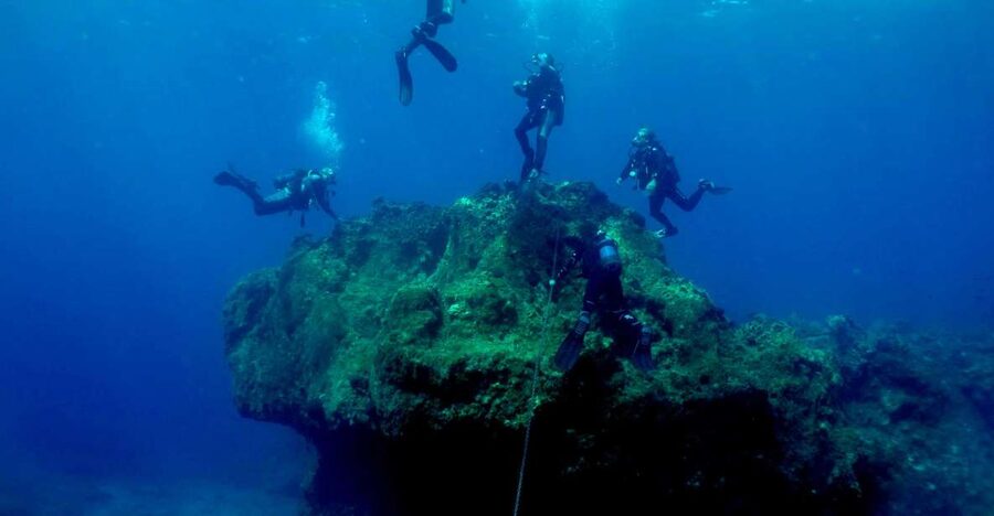 Santorini: Scuba Diving Experience for Beginners - Practicing skills before seeing the volcanic reef