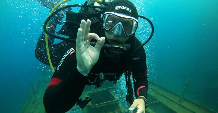 Santorini: Scuba Diving Experience in Caldera for Beginners - Getting comfortable before the descent