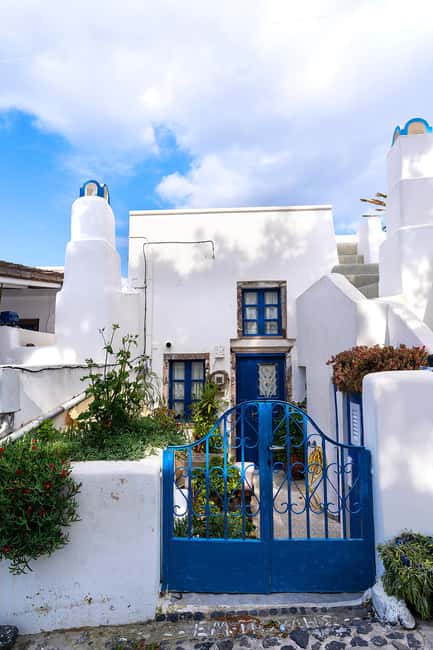 Santorini Small-Group Tour with Wine Tasting & Food Pairing - What the small group and minivan setup mean