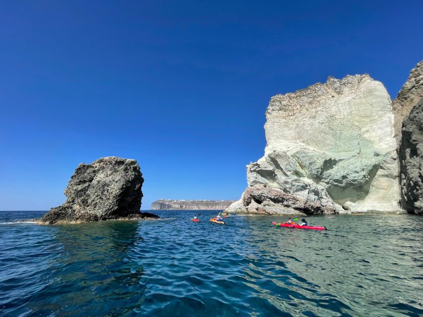 Santorini: South Sea Kayaking Tour with Sea Caves and Picnic - Learning the tandem kayak basics
