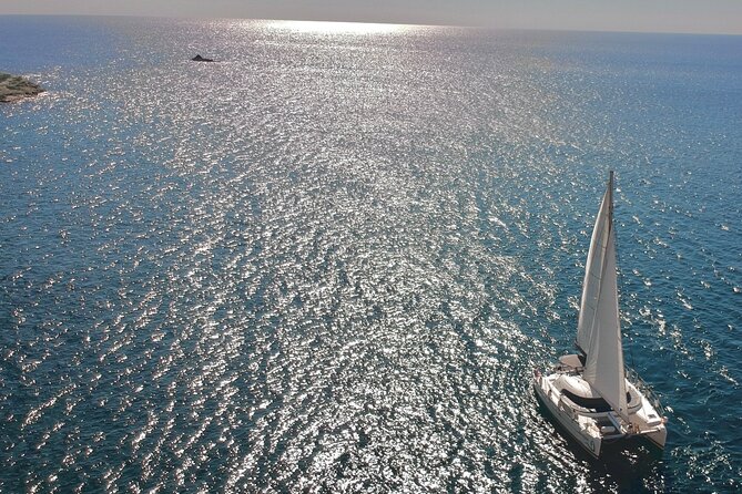 Santorini: Standard Small-Group Catamaran Cruise with Food/Drinks - Service, group size, and onboard comfort