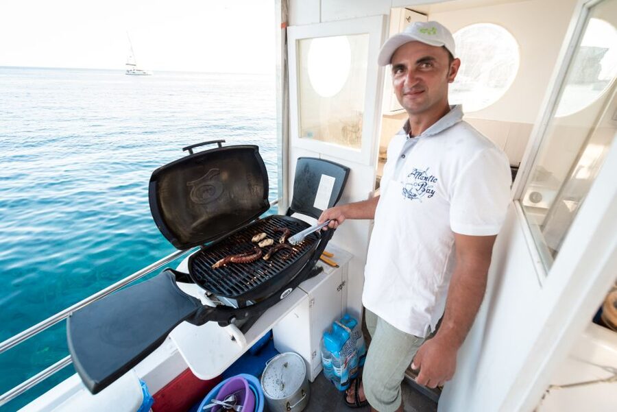 Santorini: Traditional Fishing Trip and Fresh Fish Lunch - How the four hours usually feel