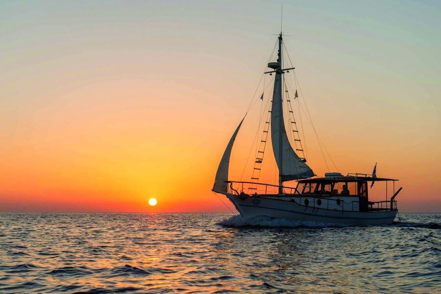 Santorini: Traditional Wooden Boat Tour with Meal and Wine - Entering the caldera and meeting the volcanic hot springs