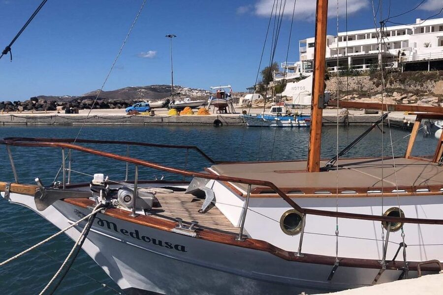 Santorini: Traditional Wooden Boat Tour with Meal and Wine - The sunset version and its reverse route