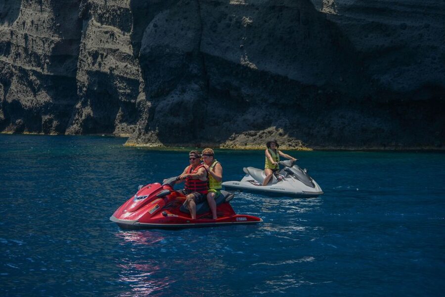 Santorini:Volcanic Beaches Cruise With Jet Ski - How the guides affect the experience