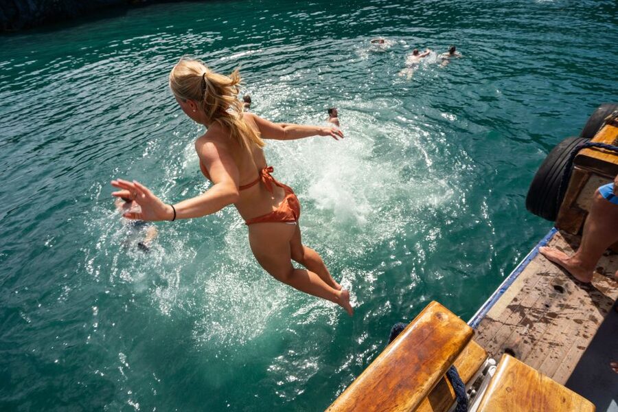 Santorini: Volcanic Islands Cruise with Hot Springs Visit - Sailing across the caldera