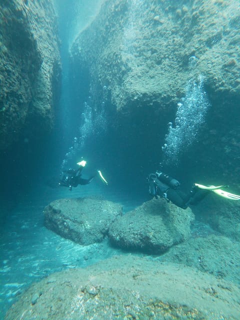 Scuba Diving in the Volcanic Caldera/shorelines of Santorini - The five-hour rhythm