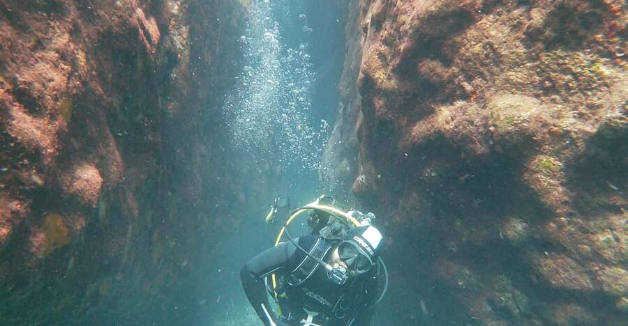 Scuba Diving in the Volcanic Caldera/shorelines of Santorini - Who should book this experience